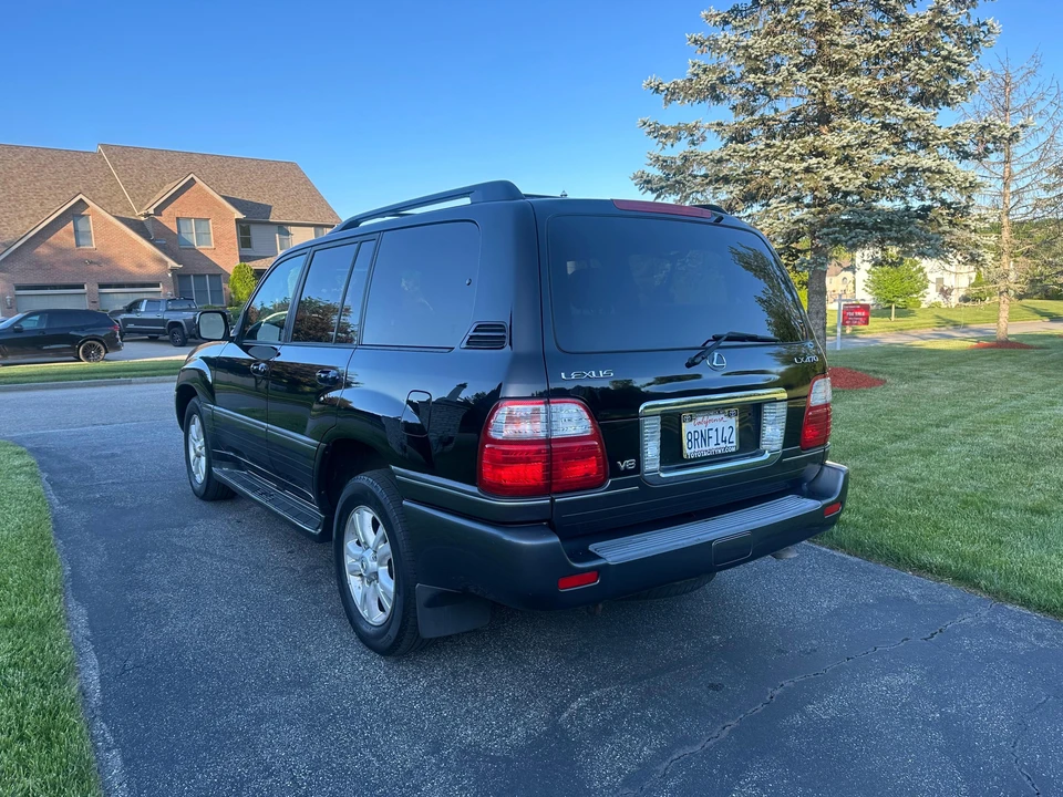 2005 Lexus LX 2nd Gen - Image 11 of 31