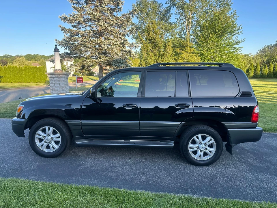 2005 Lexus LX 2nd Gen - Image 9 of 31