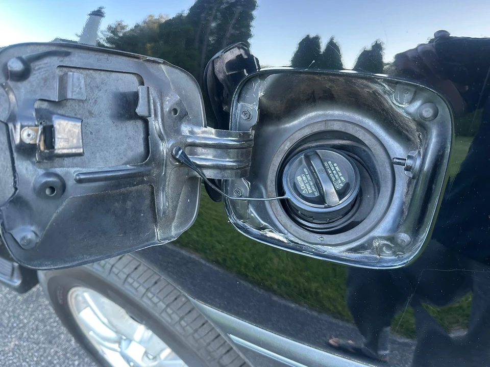 2005 Lexus LX 2nd Gen - Image 24 of 31