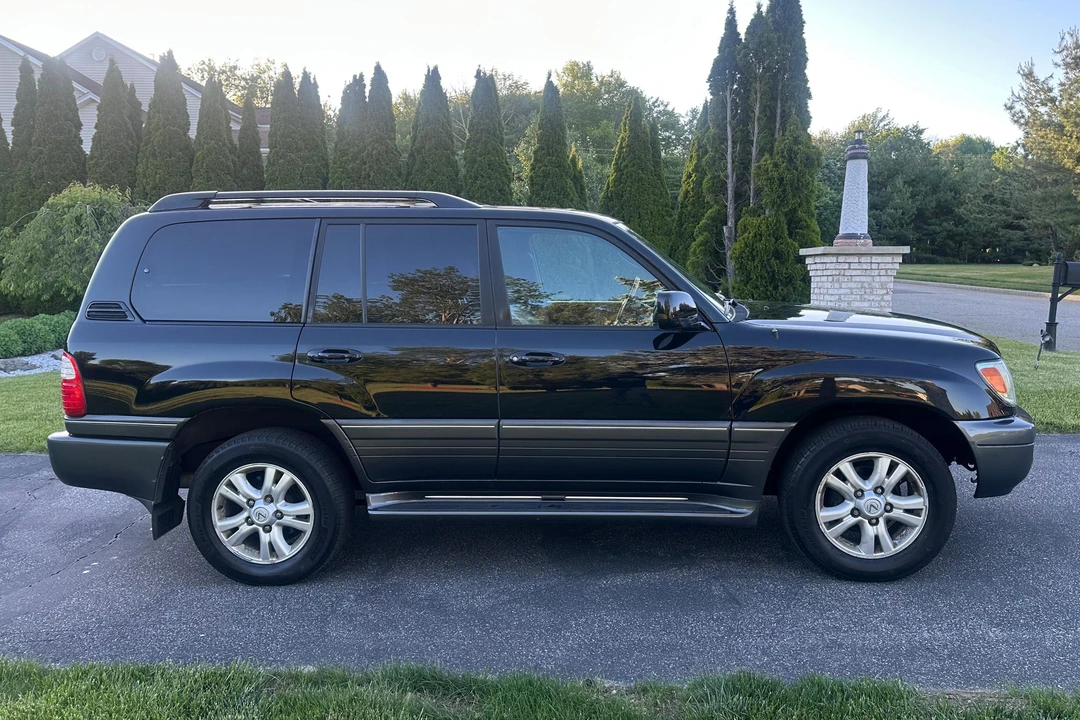 2005 Lexus LX 2nd Gen - Image 3 of 31