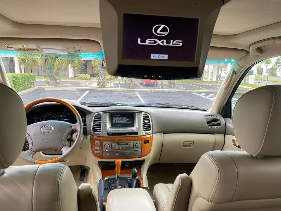 2005 Lexus LX 2nd Gen - Image 17 of 31