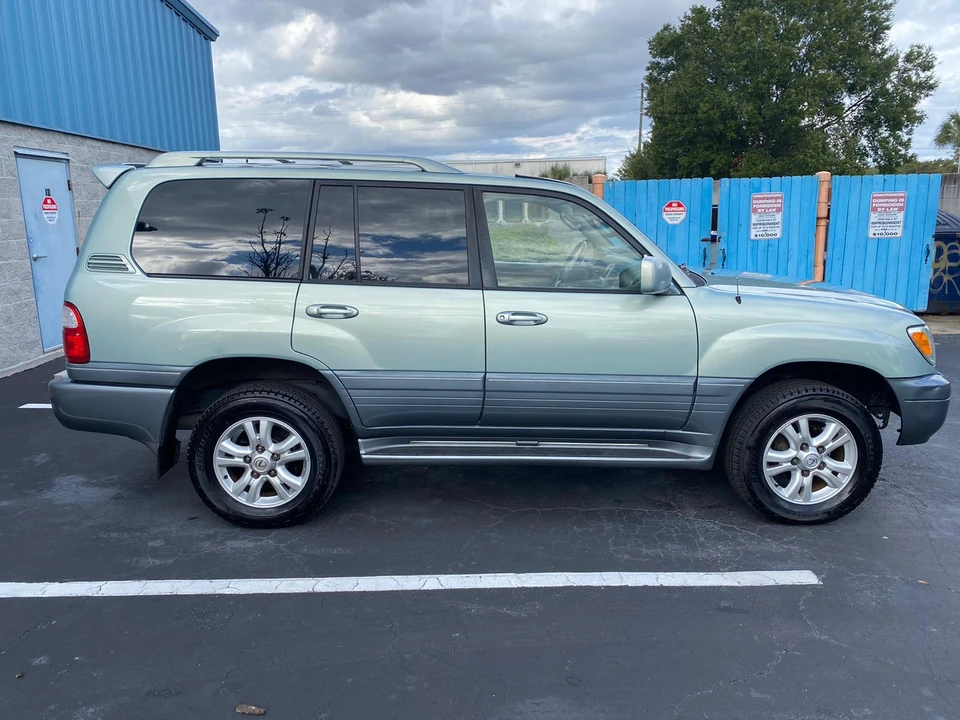 2005 Lexus LX 2nd Gen - Image 4 of 31