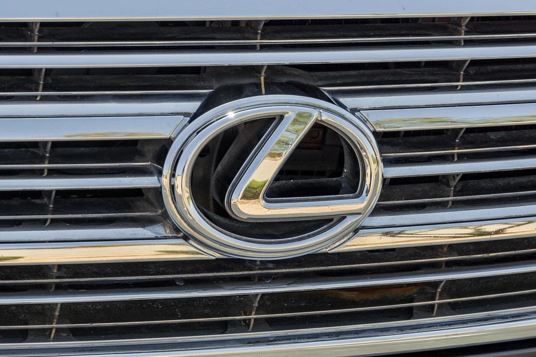 2005 Lexus LX 2nd Gen - Image 11 of 31