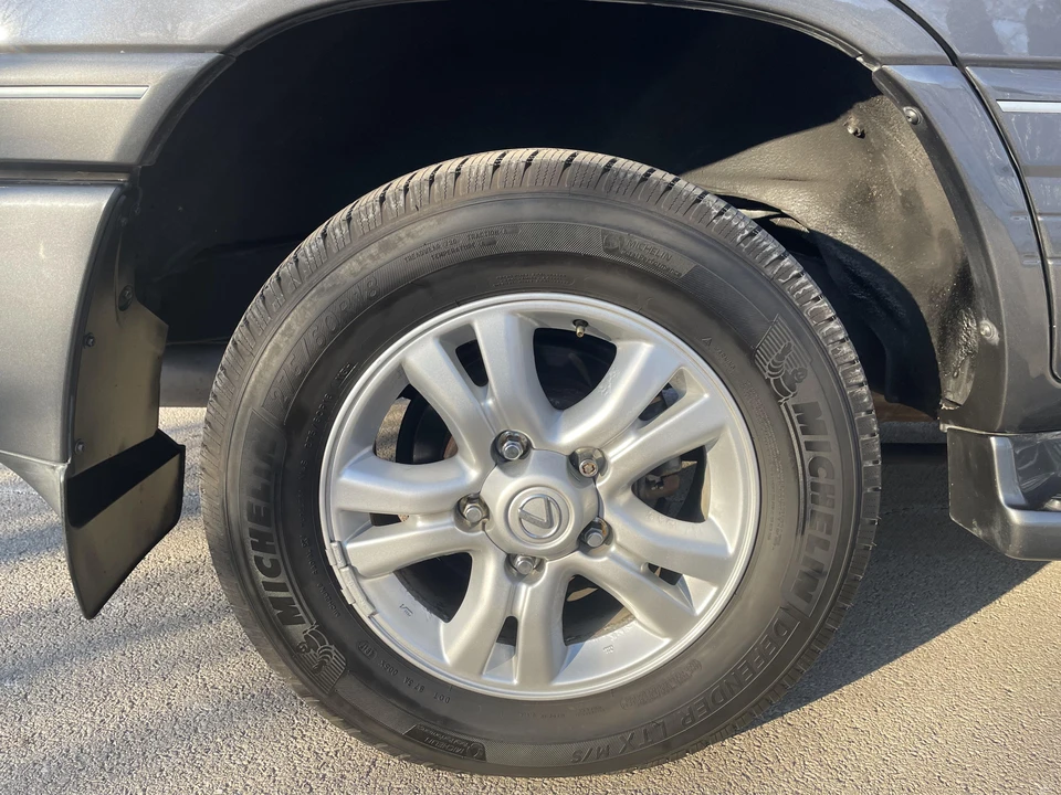 2005 Lexus LX 2nd Gen - Image 28 of 31