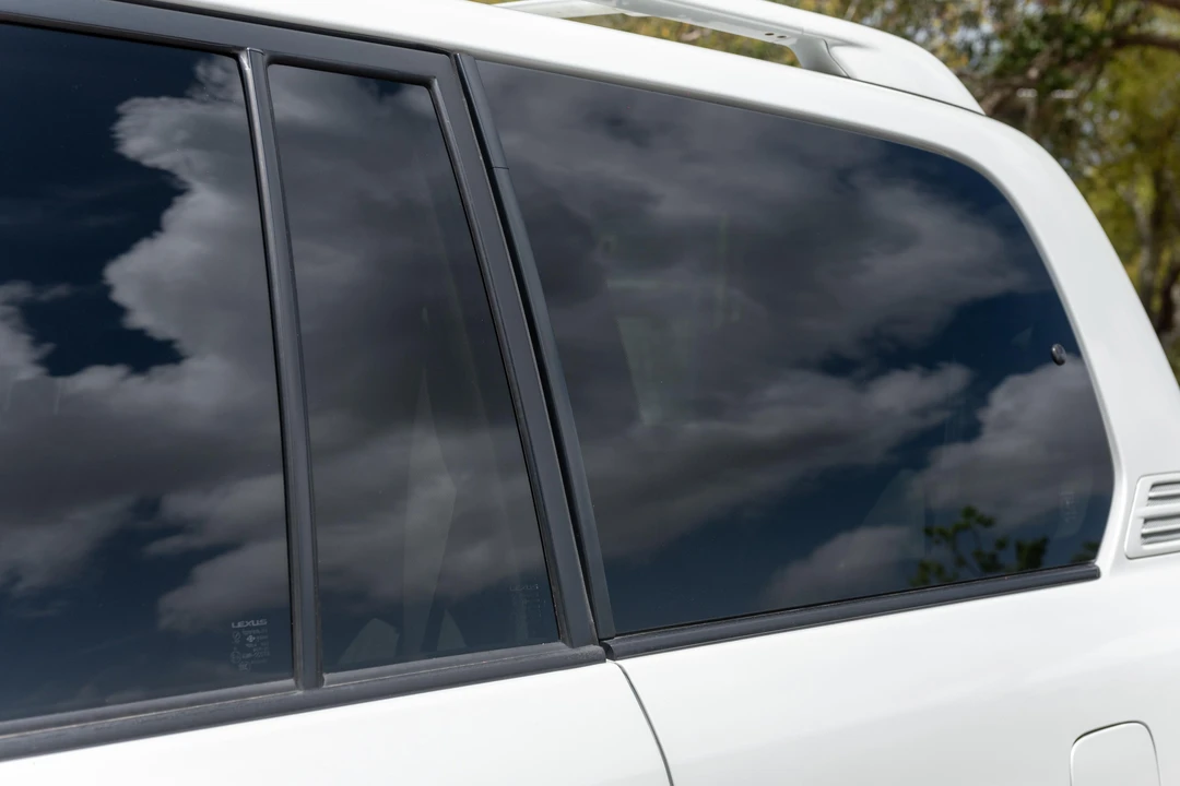2005 Lexus LX 2nd Gen - Image 19 of 31