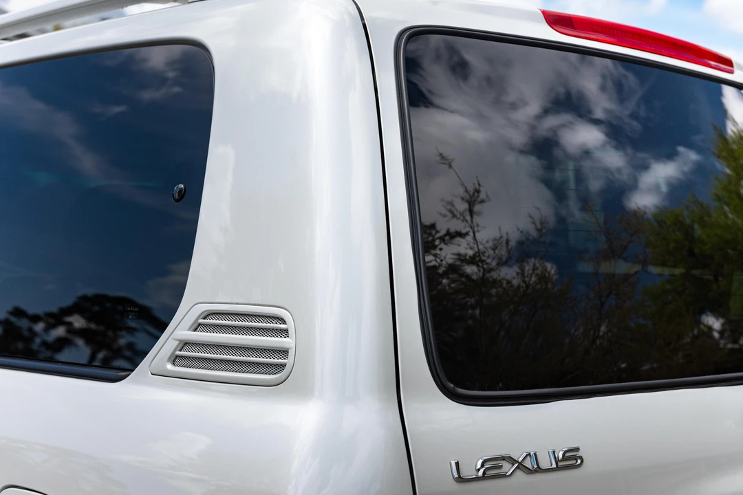 2005 Lexus LX 2nd Gen - Image 21 of 31