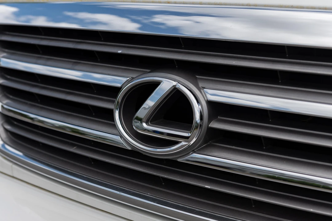 2005 Lexus LX 2nd Gen - Image 10 of 31