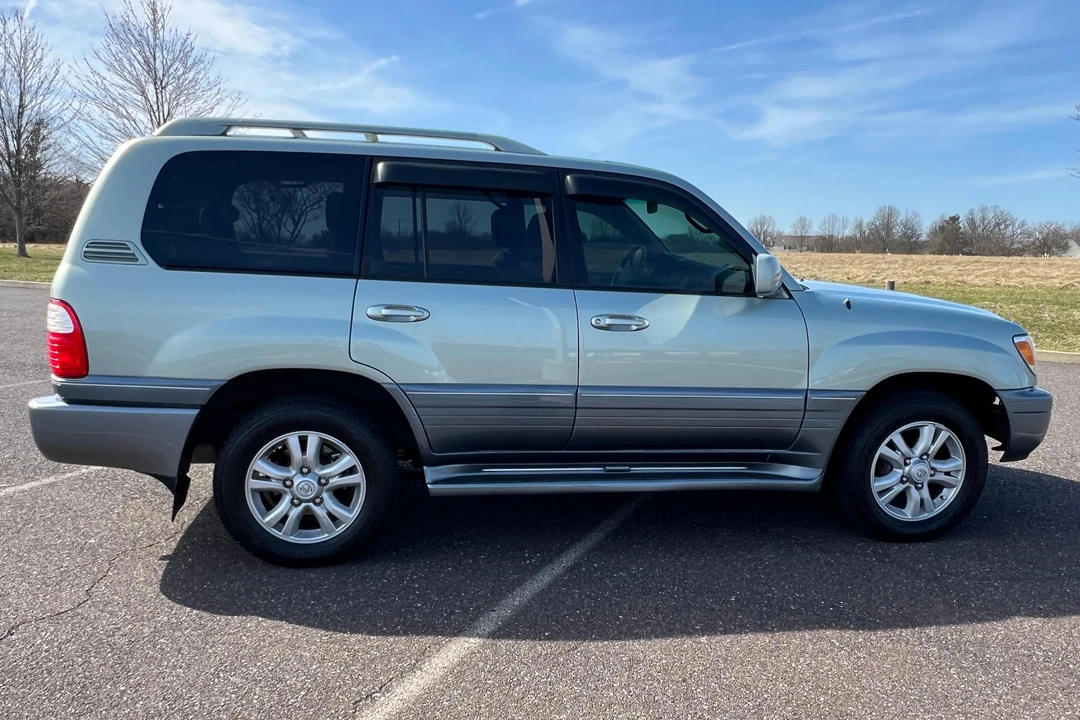 2005 Lexus LX 2nd Gen - Image 3 of 31