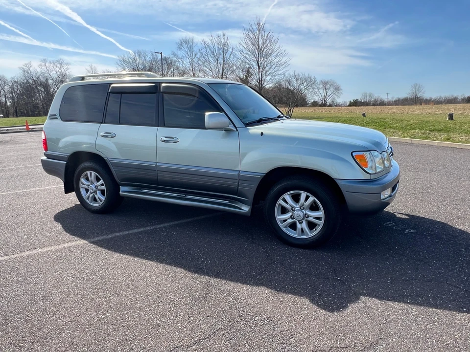 2005 Lexus LX 2nd Gen - Image 10 of 31