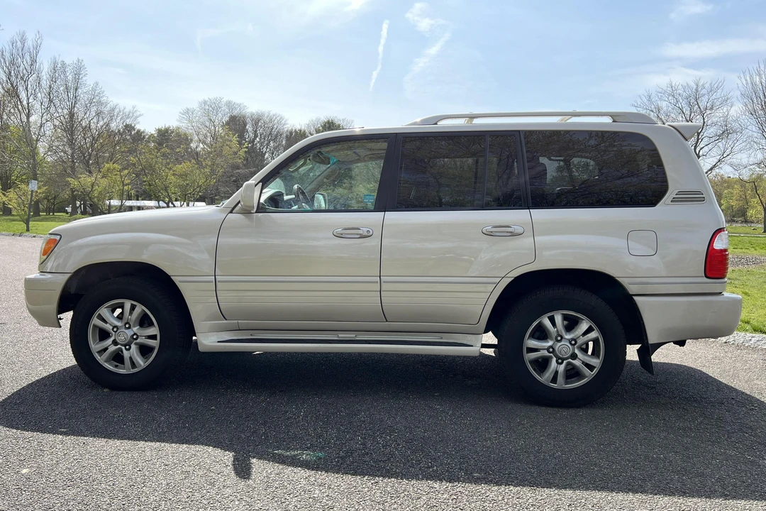 2005 Lexus LX 2nd Gen - Image 3 of 5