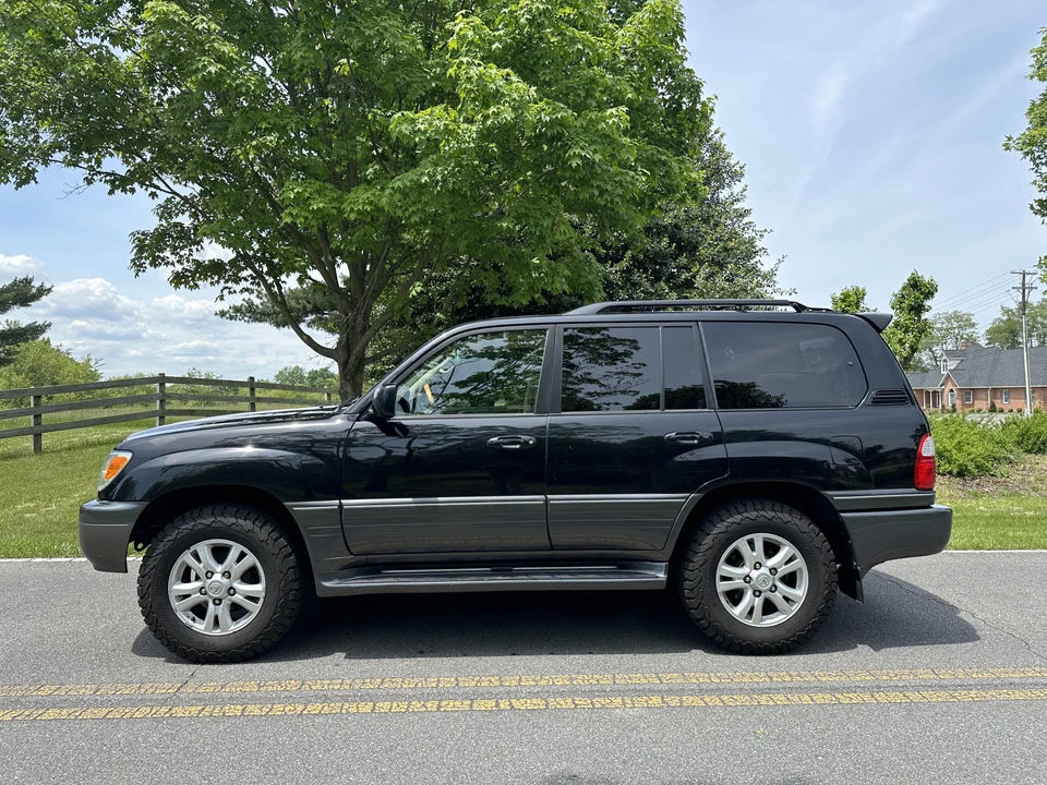 2005 Lexus LX 2nd Gen - Image 10 of 31