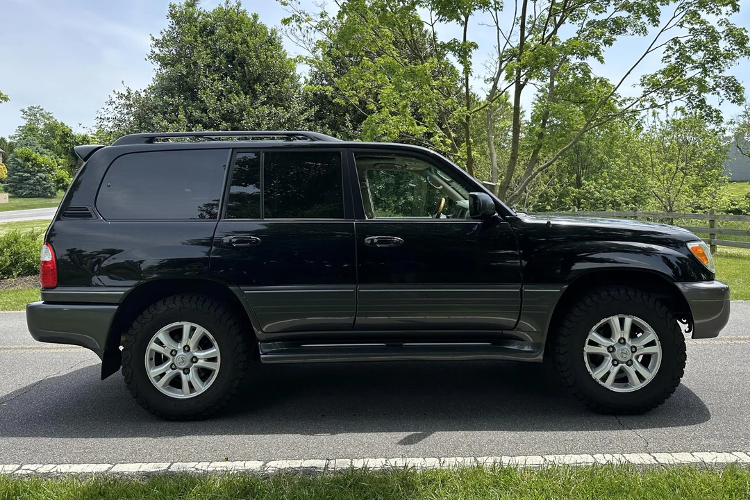 2005 Lexus LX 2nd Gen - Image 3 of 31