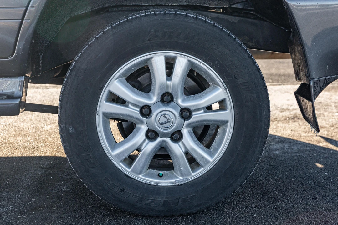 2005 Lexus LX 2nd Gen - Image 11 of 31