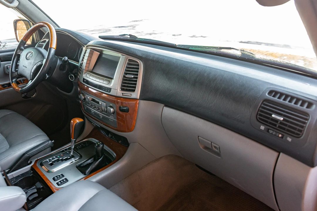 2005 Lexus LX 2nd Gen - Image 28 of 31