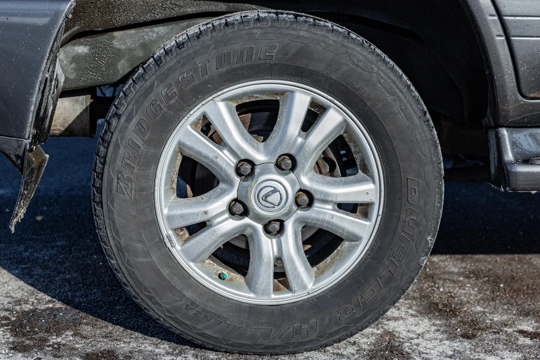 2005 Lexus LX 2nd Gen - Image 12 of 31
