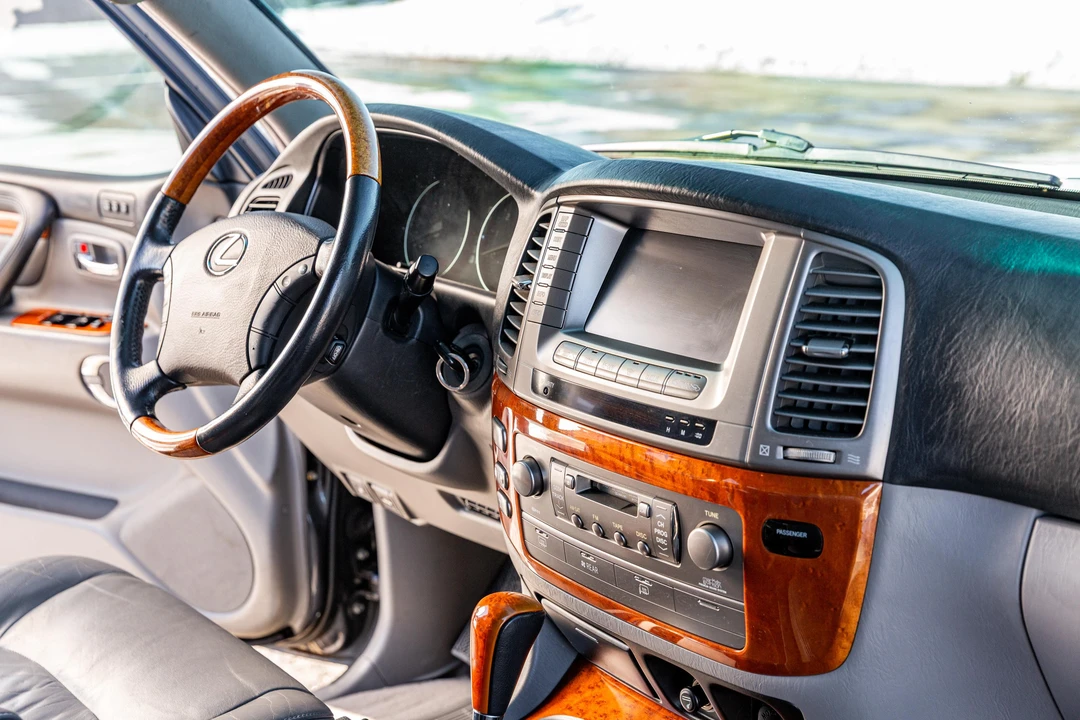 2005 Lexus LX 2nd Gen - Image 27 of 31