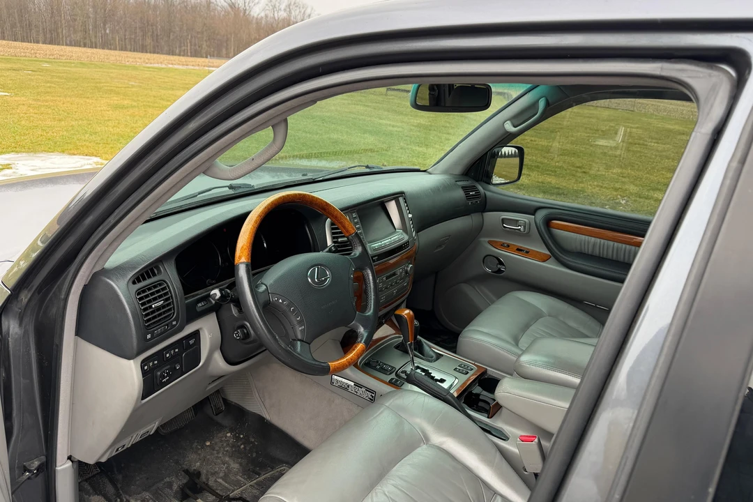 2005 Lexus LX 2nd Gen - Image 23 of 31