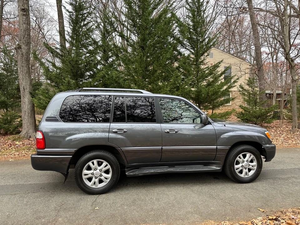 2005 Lexus LX 2nd Gen - Image 29 of 31