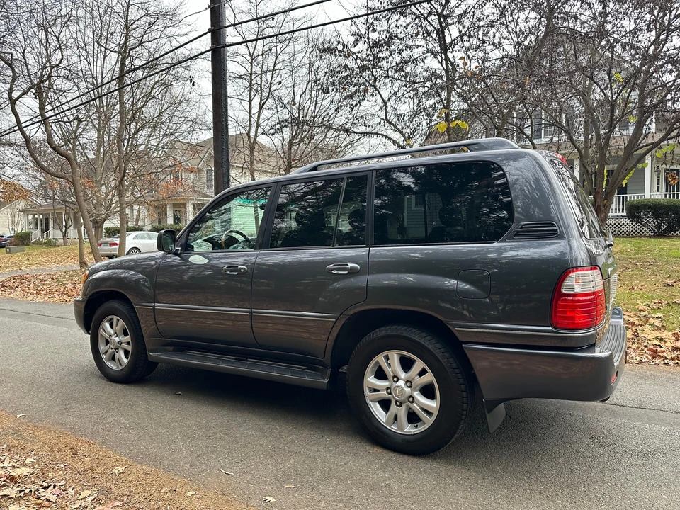 2005 Lexus LX 2nd Gen - Image 19 of 31