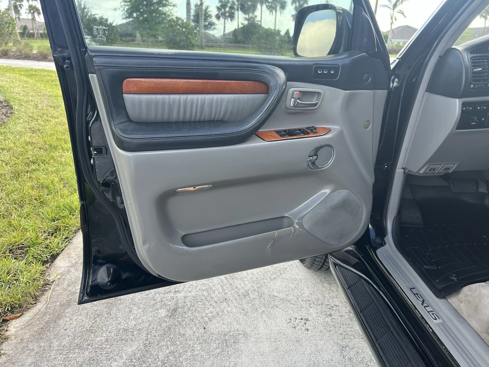 2005 Lexus LX 2nd Gen - Image 18 of 31