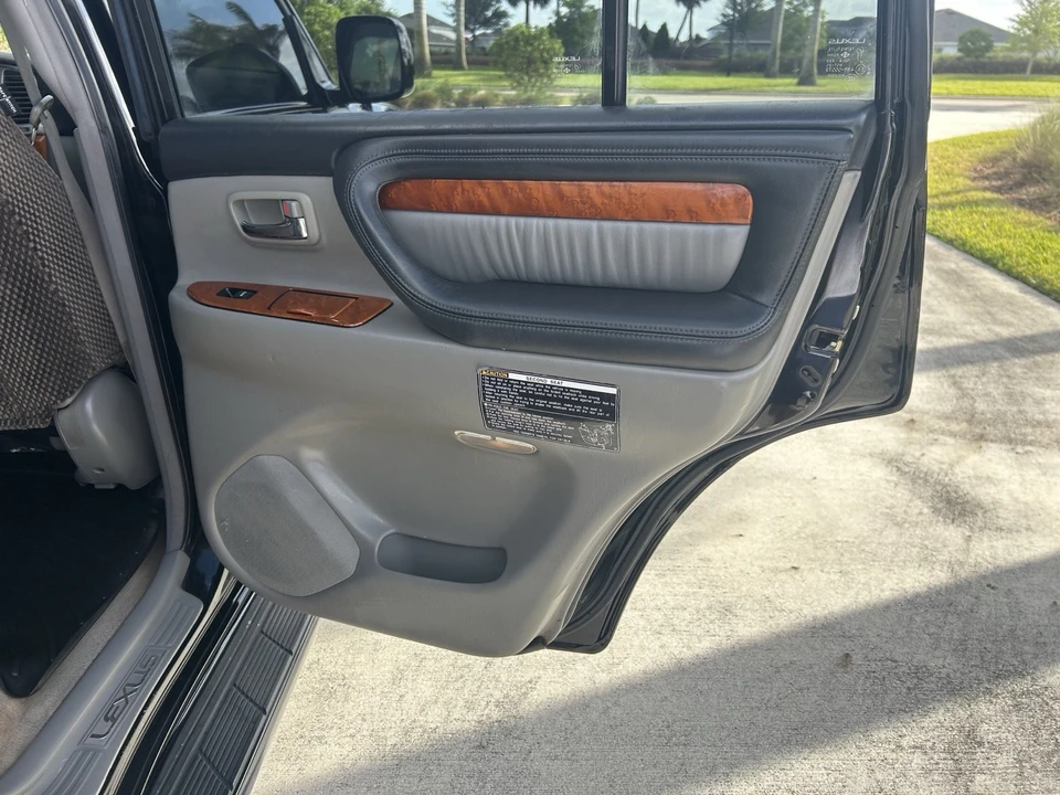 2005 Lexus LX 2nd Gen - Image 26 of 31