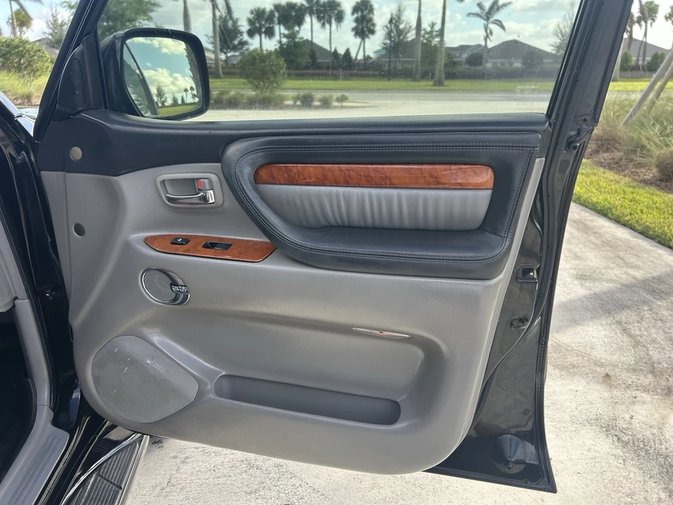 2005 Lexus LX 2nd Gen - Image 24 of 31