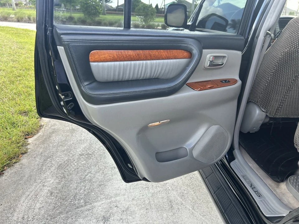 2005 Lexus LX 2nd Gen - Image 20 of 31