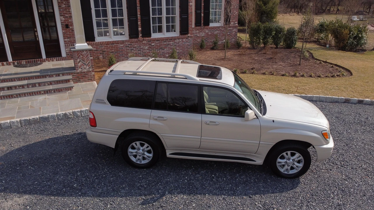 2005 Lexus LX 2nd Gen - Image 10 of 31