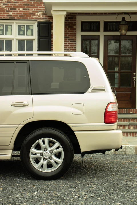 2005 Lexus LX 2nd Gen - Image 26 of 31