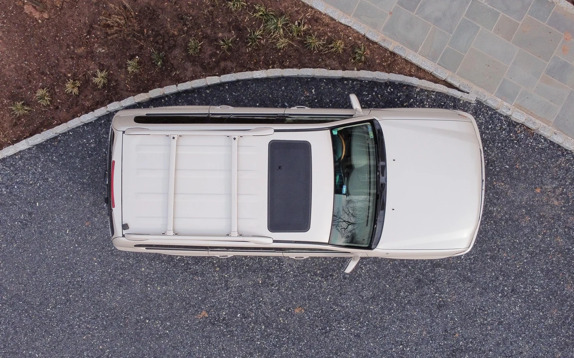 2005 Lexus LX 2nd Gen - Image 16 of 31