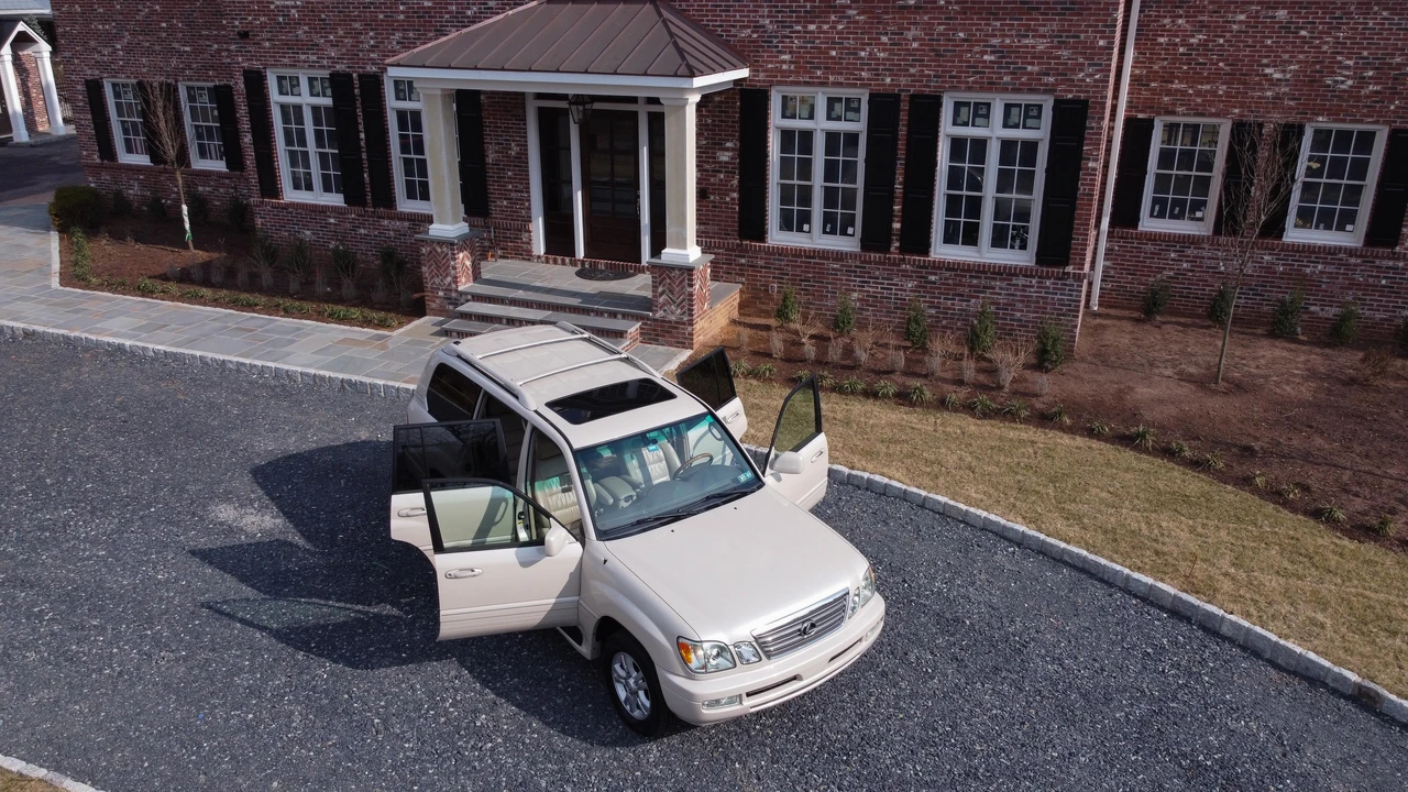 2005 Lexus LX 2nd Gen - Image 15 of 31