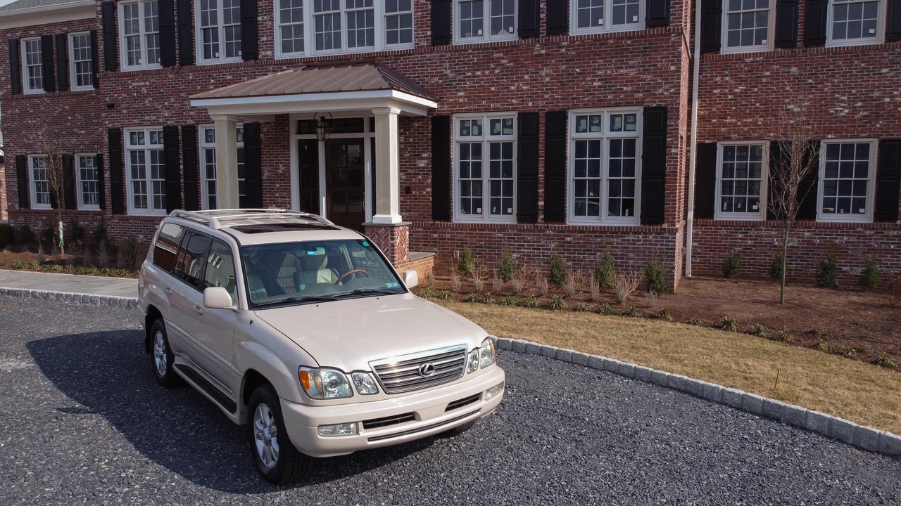 2005 Lexus LX 2nd Gen - Image 14 of 31
