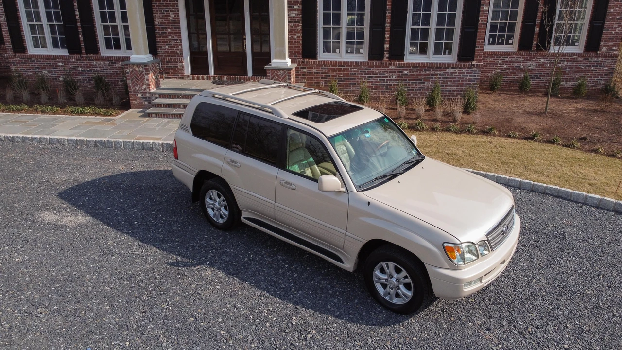 2005 Lexus LX 2nd Gen - Image 12 of 31