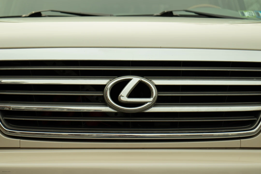 2005 Lexus LX 2nd Gen - Image 19 of 31