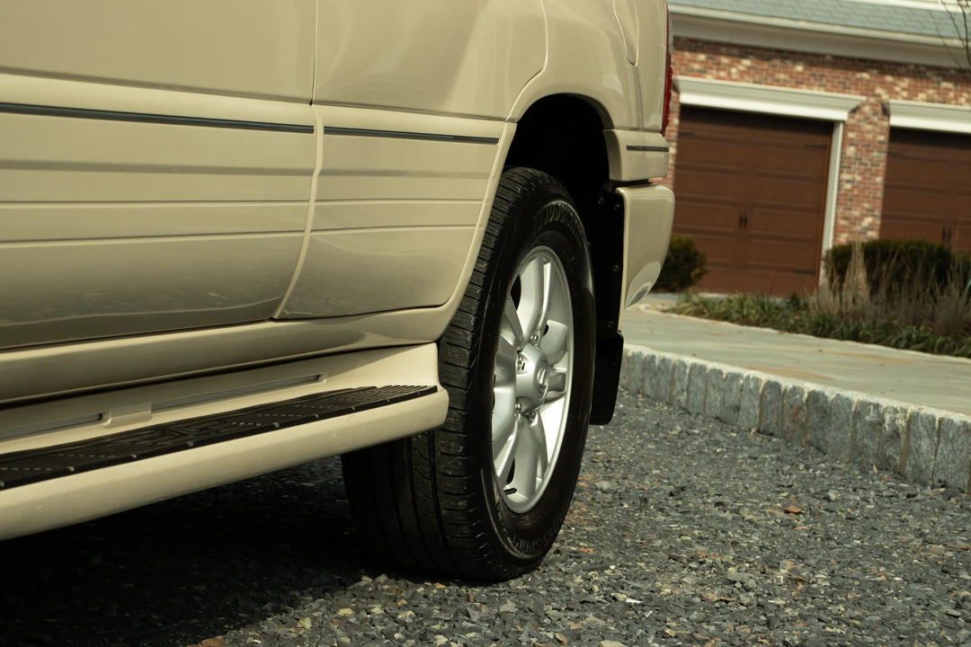 2005 Lexus LX 2nd Gen - Image 25 of 31
