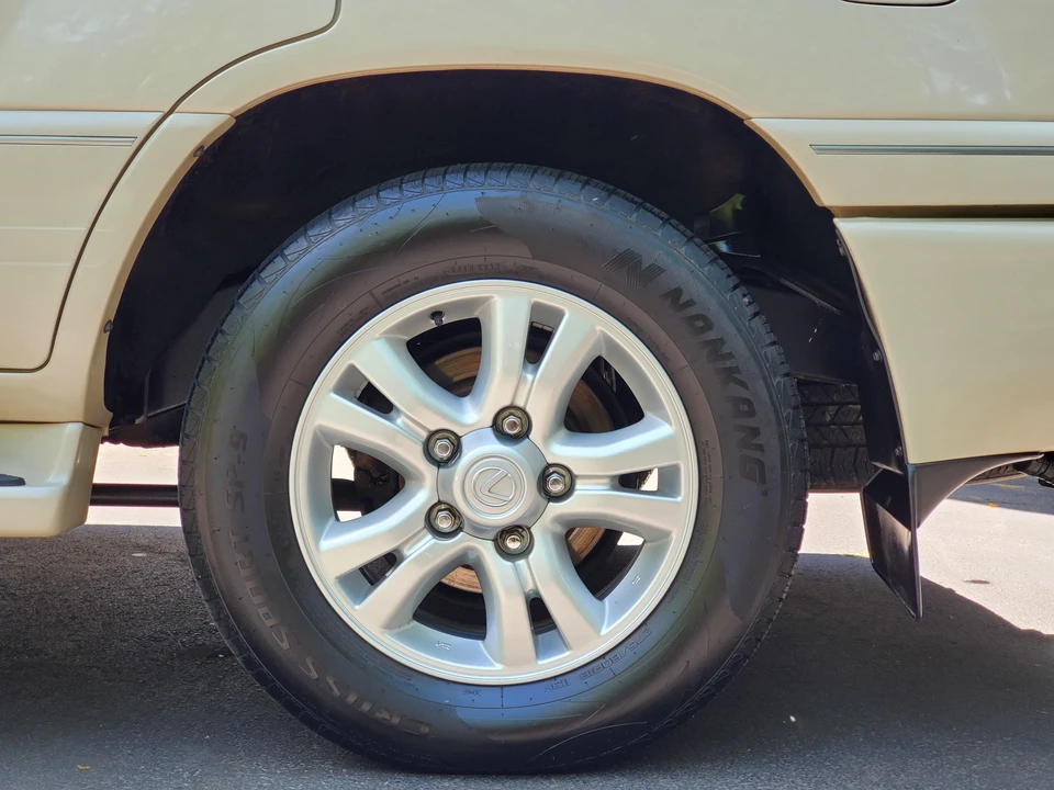 2005 Lexus LX 2nd Gen - Image 23 of 31