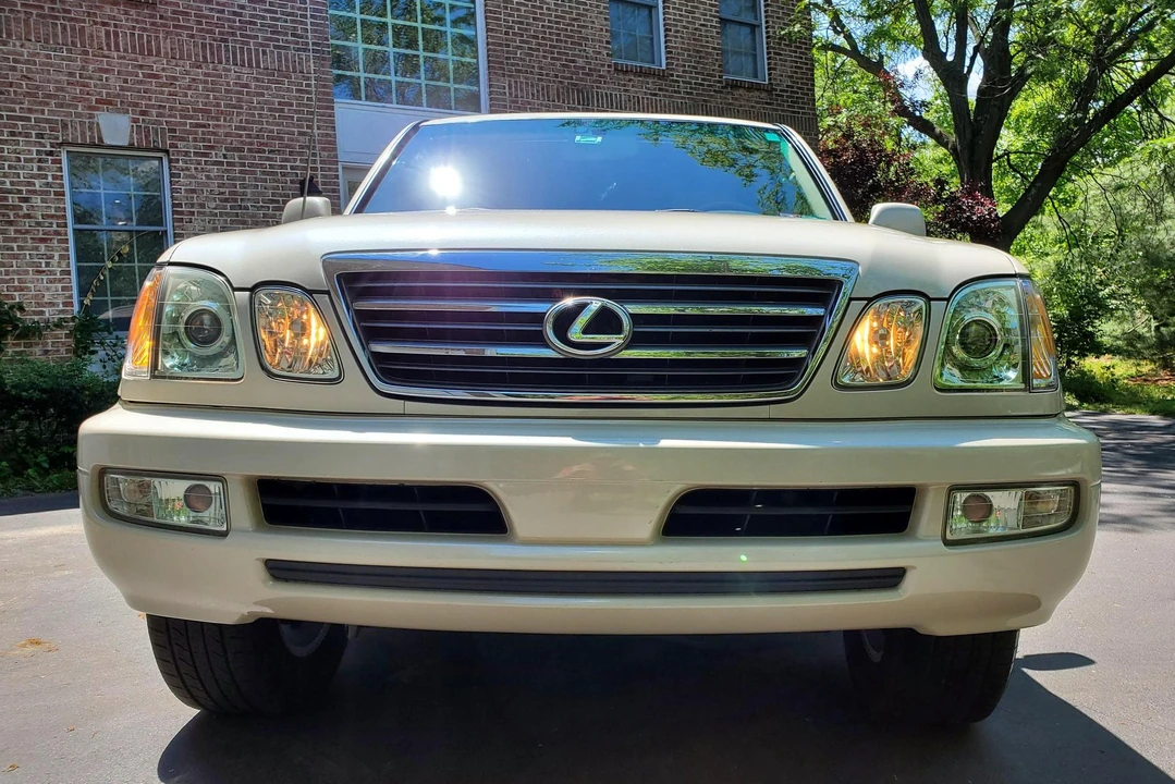 2005 Lexus LX 2nd Gen - Image 2 of 31
