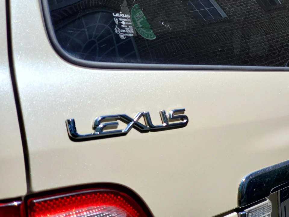 2005 Lexus LX 2nd Gen - Image 18 of 31