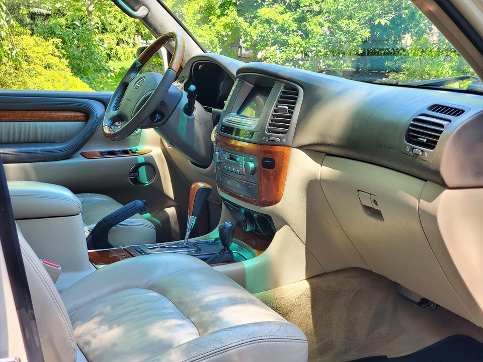 2005 Lexus LX 2nd Gen - Image 27 of 31