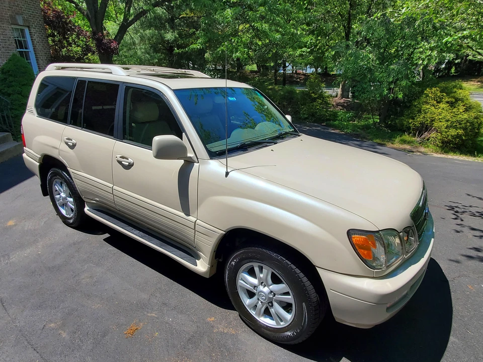 2005 Lexus LX 2nd Gen - Image 10 of 31