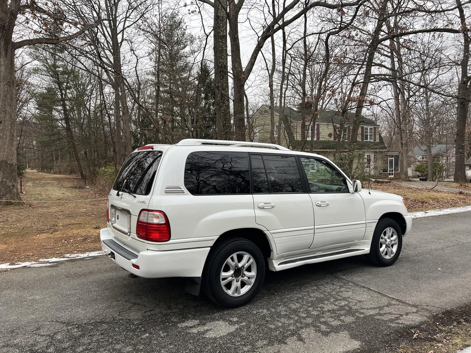 2005 Lexus LX 2nd Gen - Image 17 of 31