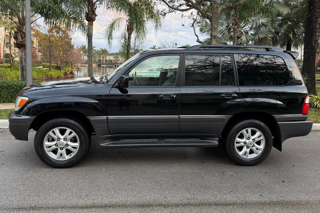 2005 Lexus LX 2nd Gen - Image 3 of 31