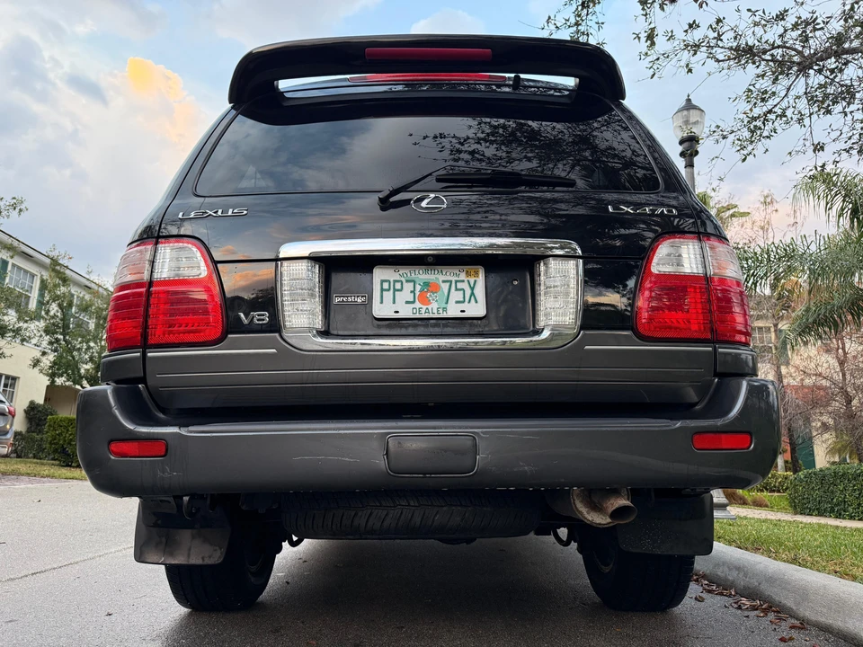2005 Lexus LX 2nd Gen - Image 18 of 31