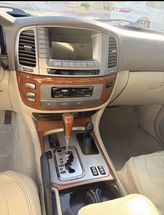 2005 Lexus LX 2nd Gen - Image 9 of 10