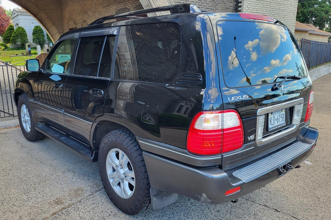 2005 Lexus LX 2nd Gen - Image 4 of 31