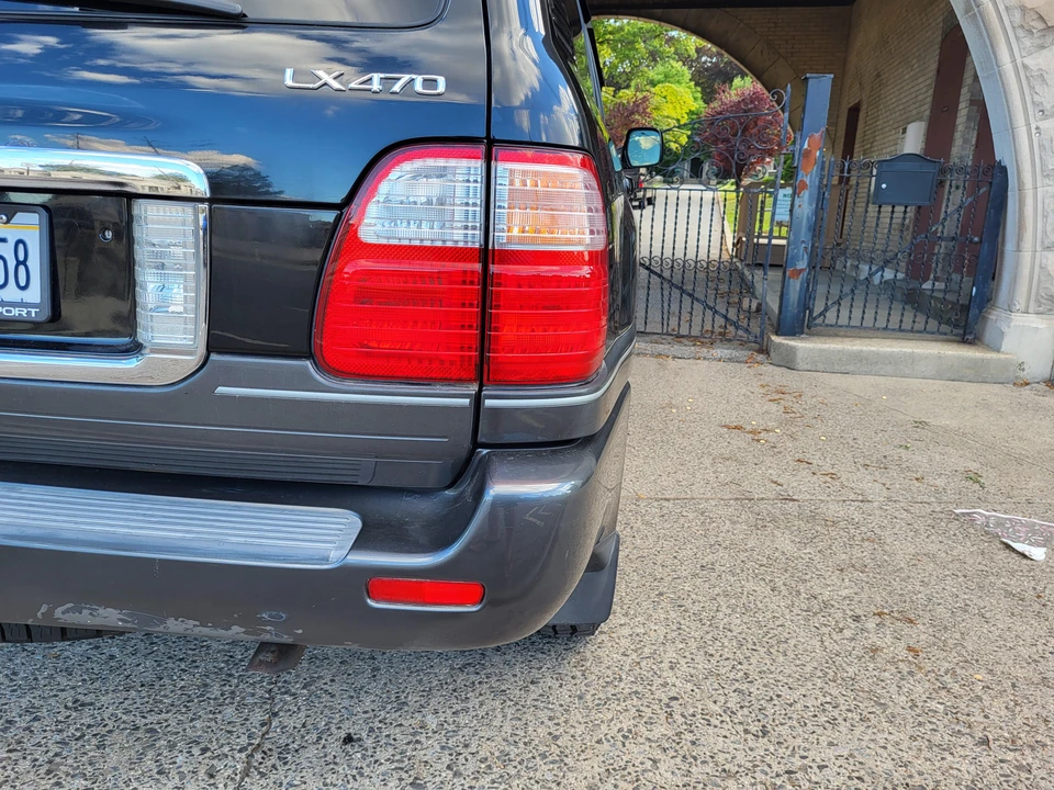 2005 Lexus LX 2nd Gen - Image 28 of 31