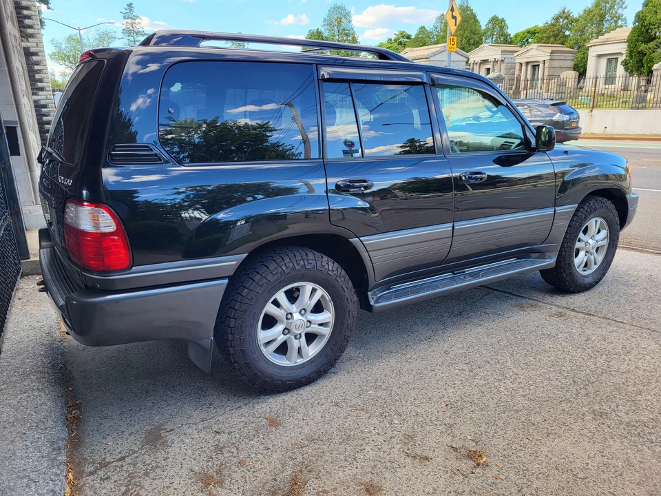 2005 Lexus LX 2nd Gen - Image 8 of 31