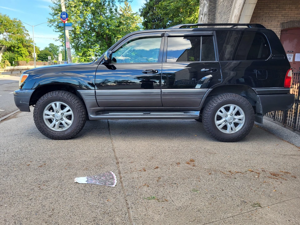 2005 Lexus LX 2nd Gen - Image 6 of 31