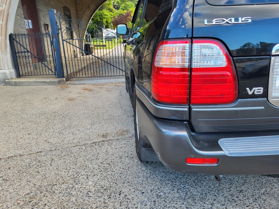 2005 Lexus LX 2nd Gen - Image 26 of 31