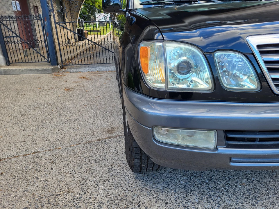 2005 Lexus LX 2nd Gen - Image 10 of 31